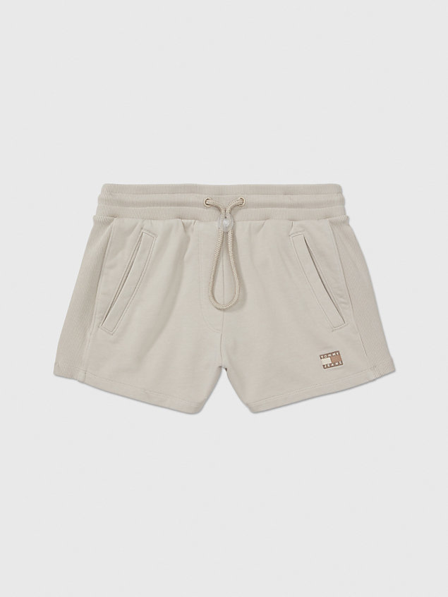 brown adaptive shorts mit farblich abgestimmtem logo für damen - tommy hilfiger