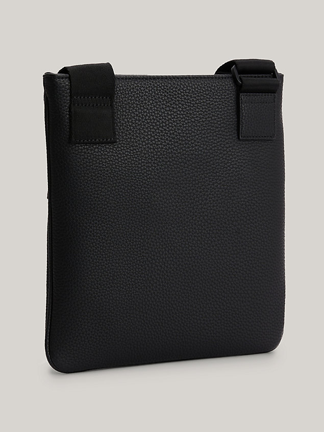 black torba na ramię z kolekcji essential dla mężczyźni - tommy hilfiger
