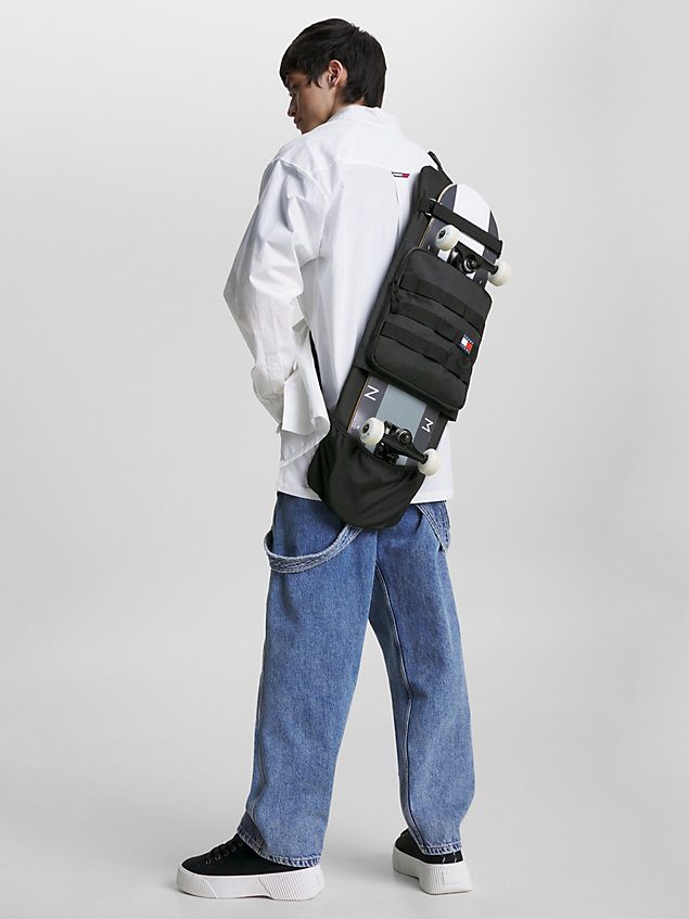 black skateboard-tasche aus recycling-polyester für herren - tommy jeans