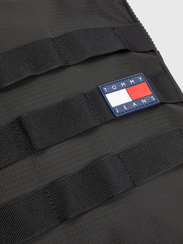 black skateboard-tasche aus recycling-polyester für herren - tommy jeans