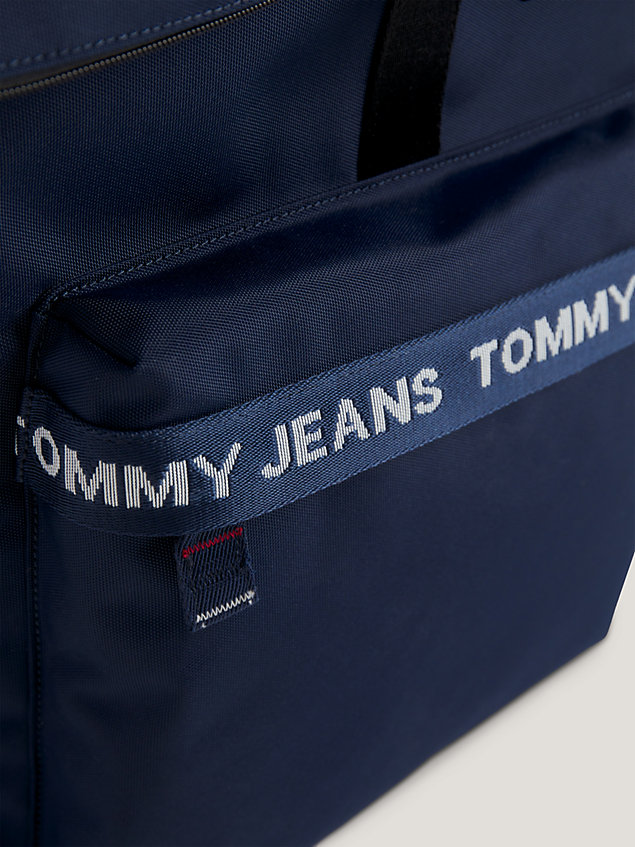 blue essential gerecyclede rugzak met rolflap voor heren - tommy jeans