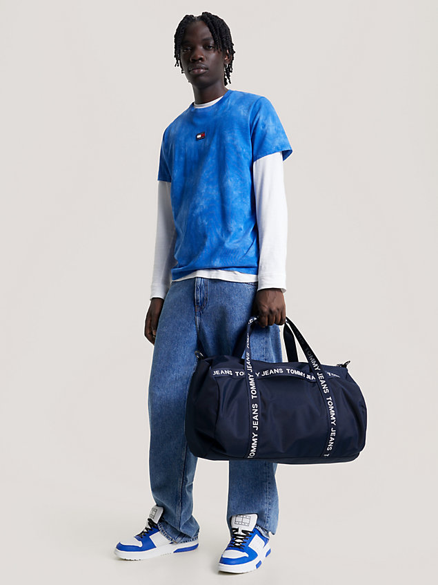 blue essential dufflebag aus recycling-material für herren - tommy jeans