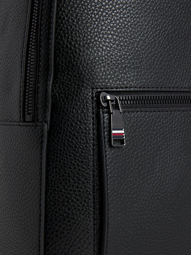 black kuppelförmiger rucksack mit genarbtem finish für herren - tommy hilfiger