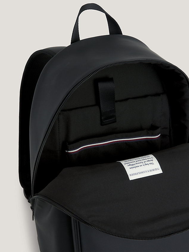 black essential kuppelförmiger piqué-rucksack für herren - tommy hilfiger