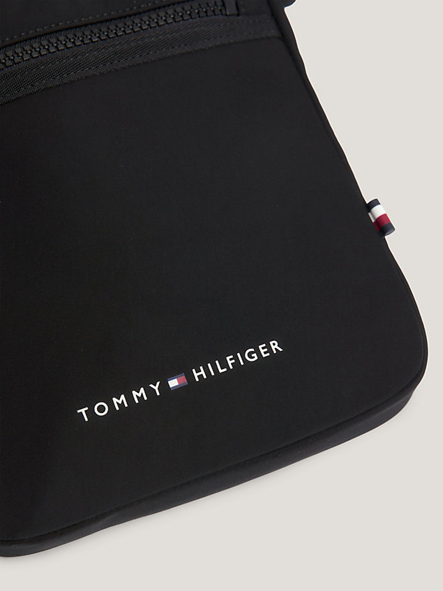 bolso bandolera pequeño con logo black de hombre tommy hilfiger