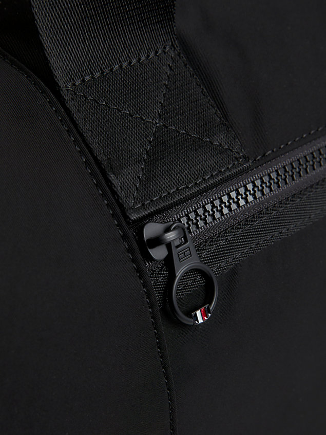 black torba sportowa z logo na pasku dla mężczyźni - tommy hilfiger