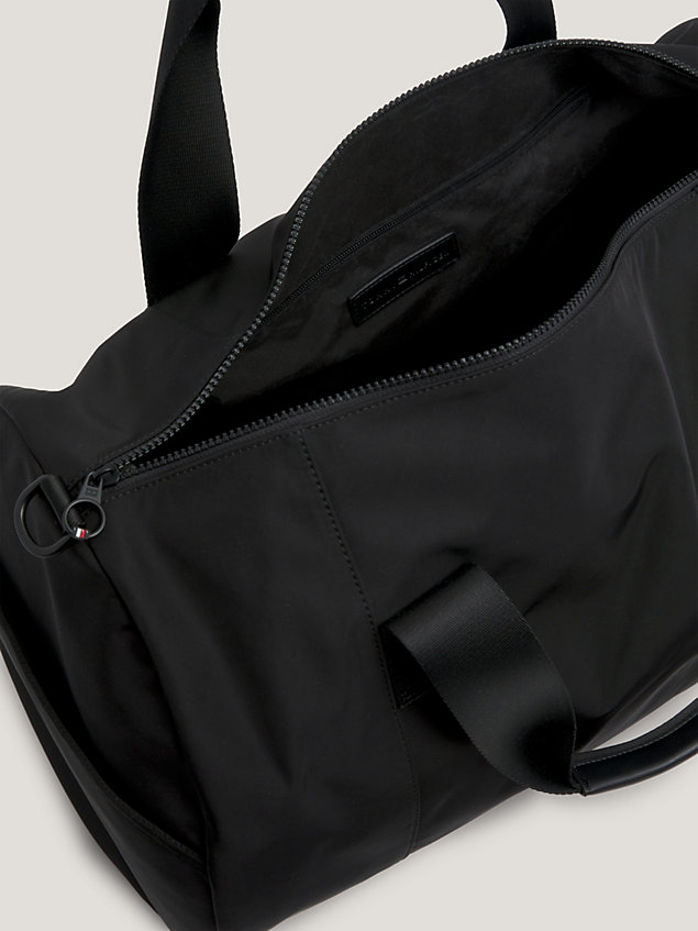 black torba sportowa z logo na pasku dla mężczyźni - tommy hilfiger