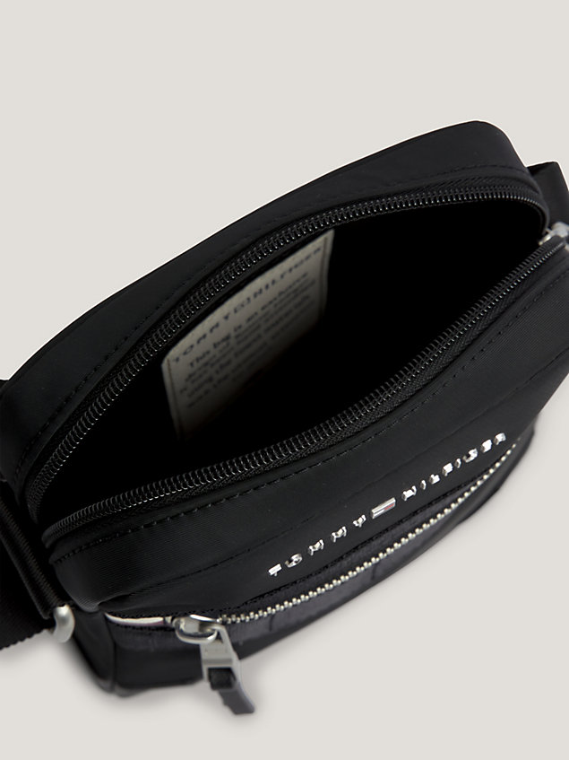 black elevated kleine reportertasche mit logo für herren - tommy hilfiger