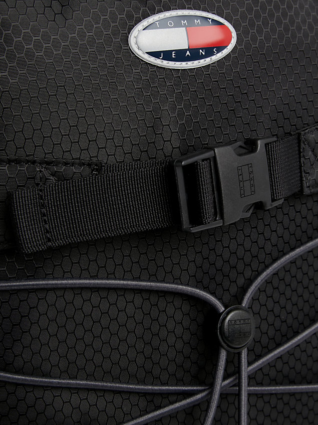 black skateboard-rucksack aus recycling-material für herren - tommy jeans