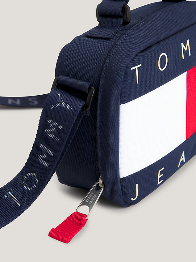 blue crossbody-tasche mit flag-badge für herren - tommy jeans
