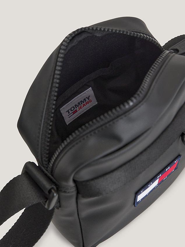 black elevated reportertasche mit badge für herren - tommy jeans