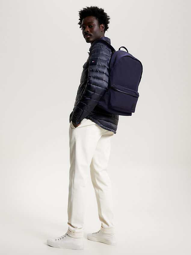 blue rucksack mit kuppelförmigem design und patch für herren - tommy hilfiger