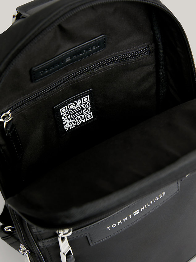 black torba na ramię z kolekcji urban dla mężczyźni - tommy hilfiger