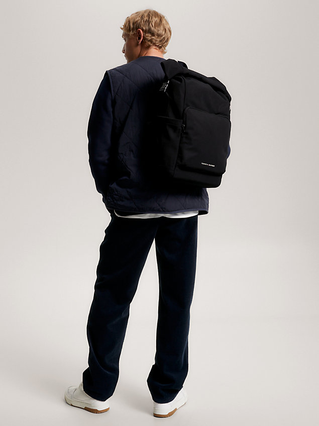 black rucksack im rolltop-design mit logo für herren - tommy hilfiger
