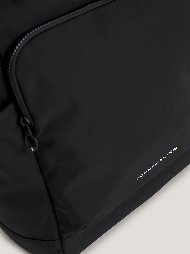 black rucksack im rolltop-design mit logo für herren - tommy hilfiger