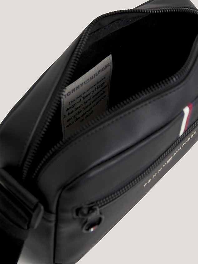 black essential reportertasche aus piqué mit logo für herren - tommy hilfiger