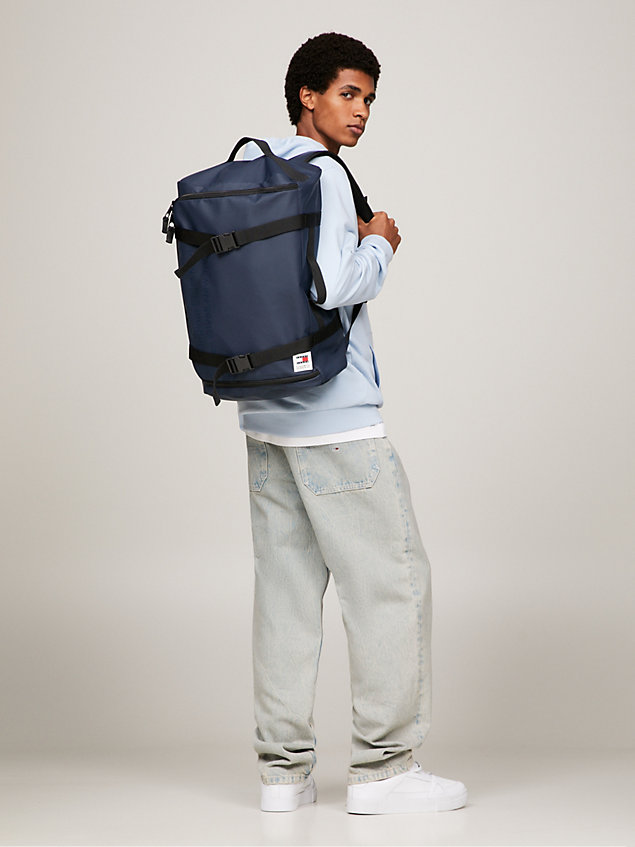blue dufflebag in rucksack-stil mit logo für herren - tommy jeans