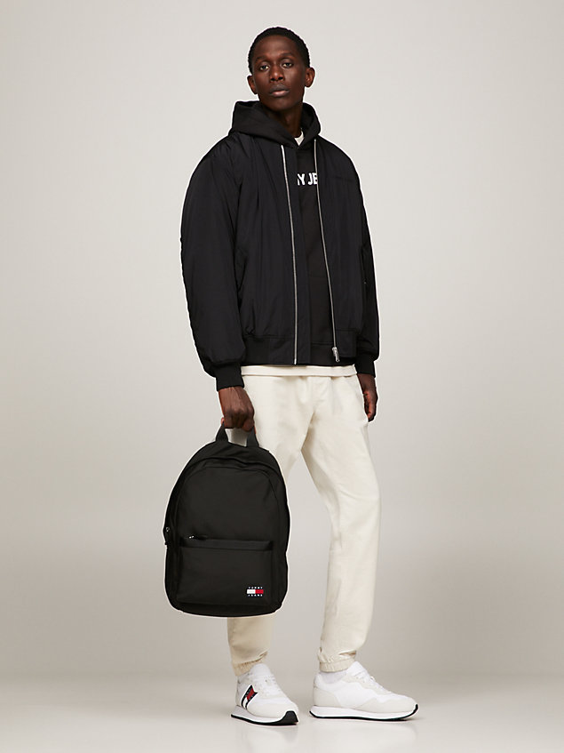 black essential kuppelförmiger rucksack mit badge für herren - tommy jeans