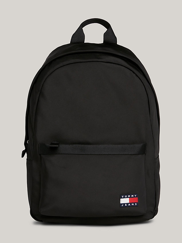 black essential kuppelförmiger rucksack mit badge für herren - tommy jeans