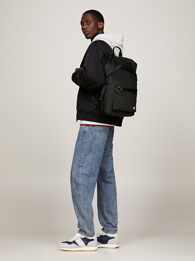black essential rucksack mit roll-top und badge für herren - tommy jeans