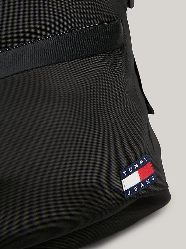 black essential rucksack mit roll-top und badge für herren - tommy jeans