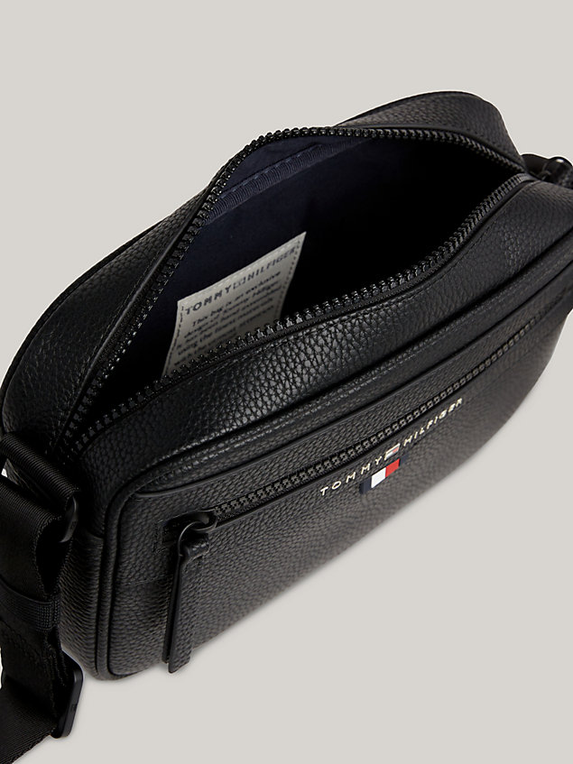 black essential reportertasche mit metall-logo für herren - tommy hilfiger