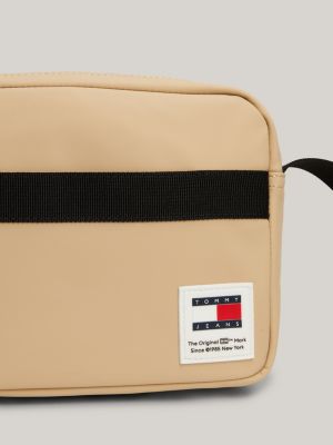 beige essential kameratasche mit gurtband-riemen für herren - tommy jeans