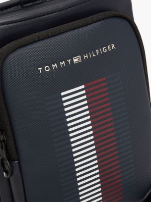 borsa a tracolla con texture piqué sulla tasca blu da uomini tommy hilfiger