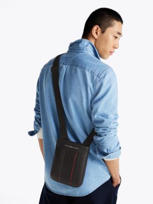 schwarz crossbody-tasche mit metall-logo für herren - tommy hilfiger