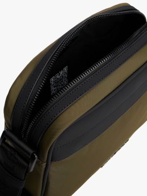 bandolera con logo metálico caqui de hombres tommy hilfiger