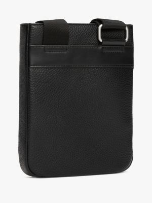 bolso bandolera con logo metálico negro de hombres tommy hilfiger