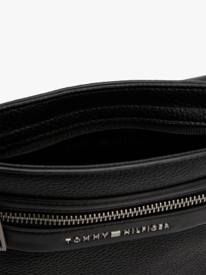 bolso bandolera con logo metálico negro de hombres tommy hilfiger