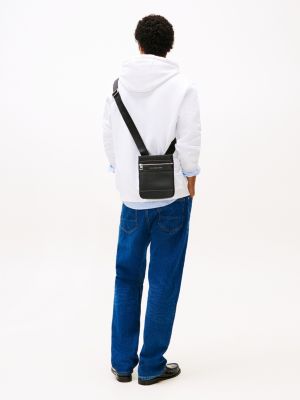 bolso bandolera con logo metálico negro de hombres tommy hilfiger