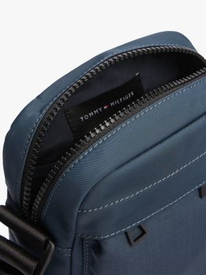 blau reportertasche mit gummiertem logo für herren - tommy hilfiger