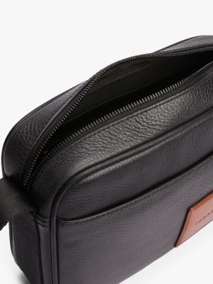 multi reportertasche aus narbenleder für herren - tommy hilfiger