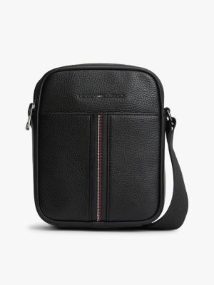 black crossbody-reportertasche mit narben-finish für herren - tommy hilfiger