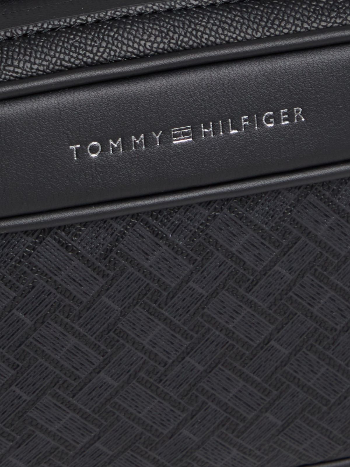 Modern Textured Flag Washbag — Black