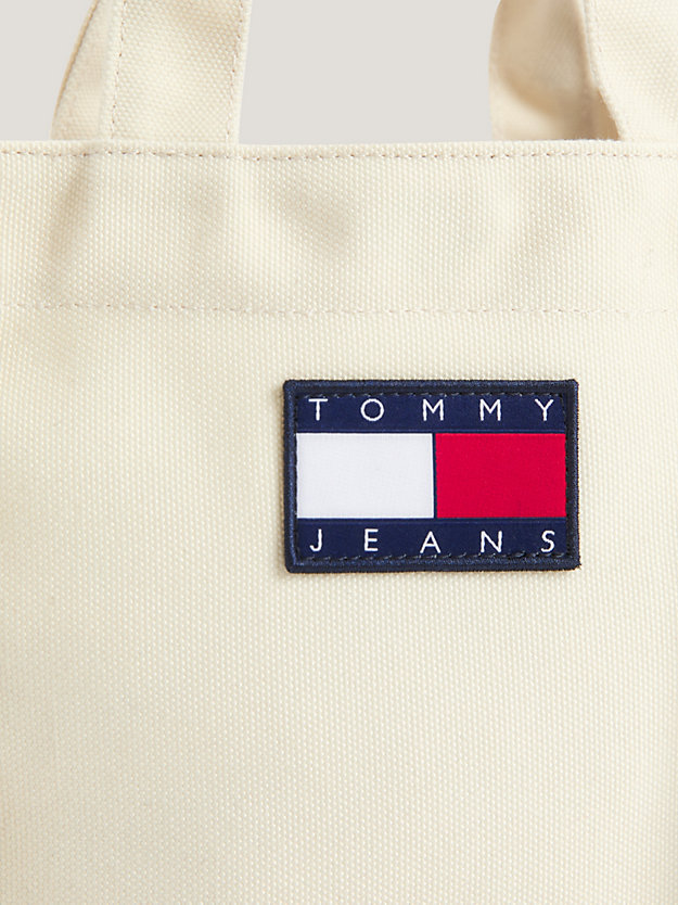 beige kleine canvas shopper met badge voor unisex - tommy jeans