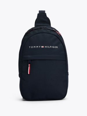 mochila bandolera essential de niños con logo blue de diseño inclusivo infantil tommy hilfiger