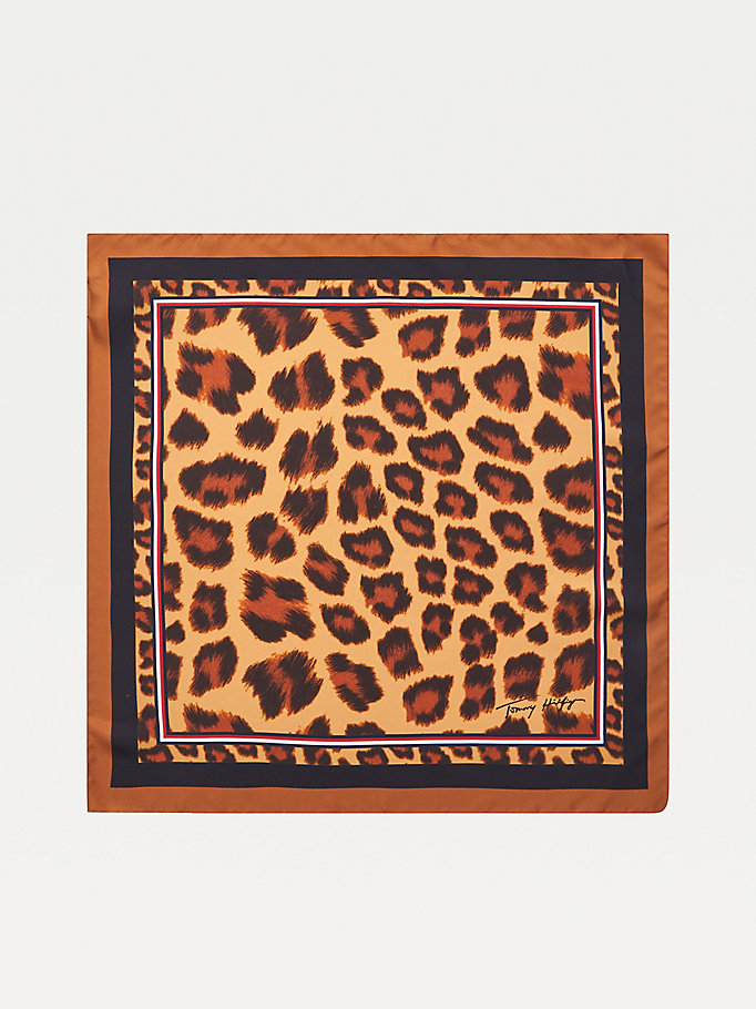 beige signature zijden bandana met luipaardprint voor women - tommy hilfiger