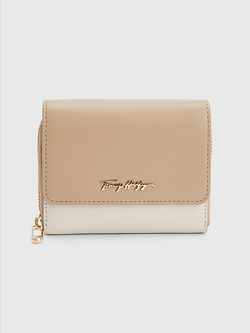beige iconic medium zip-around portemonnee voor dames - tommy hilfiger