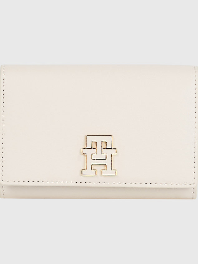 beige chic medium portemonnee met flap en monogram voor dames - tommy hilfiger