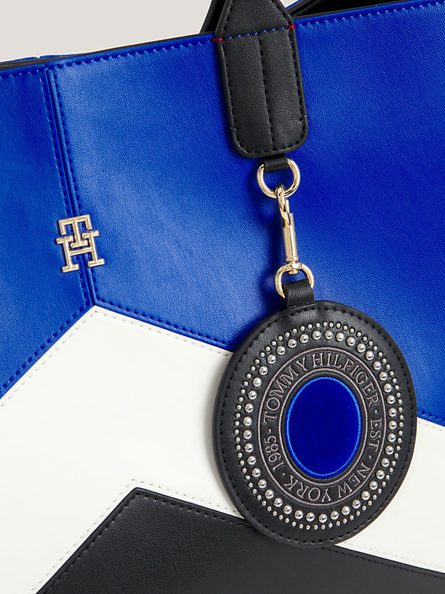blue iconic tote-bag im chevron-design mit logo für damen - tommy hilfiger