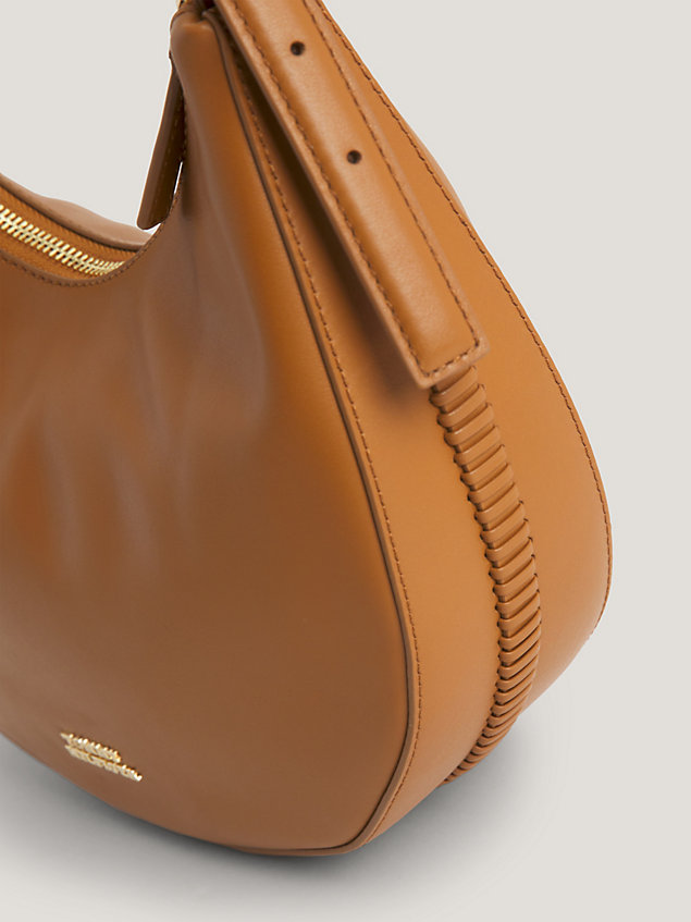 brown hobo-tasche aus leder mit wappen-emblem für damen - tommy hilfiger