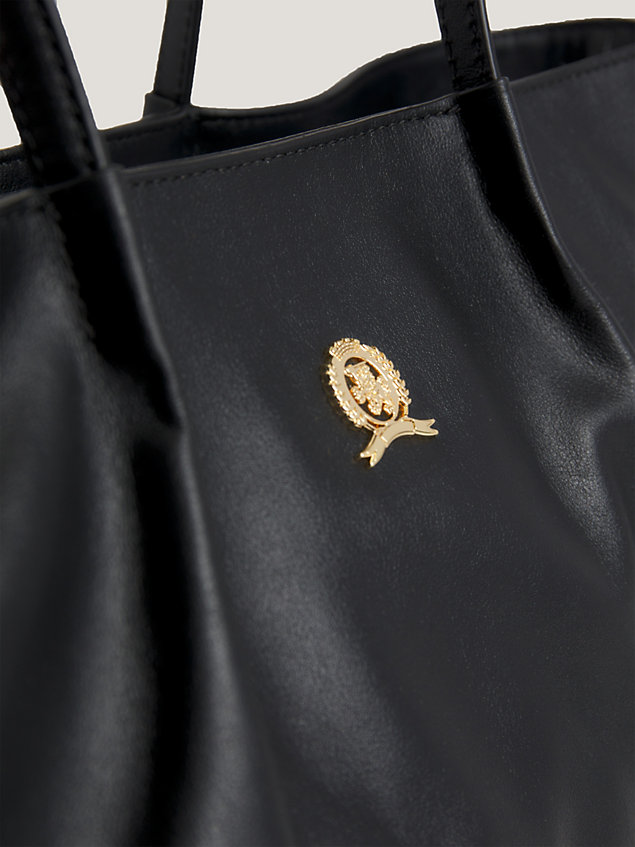 black skórzana torba typu tote z plakietką dla kobiety - tommy hilfiger