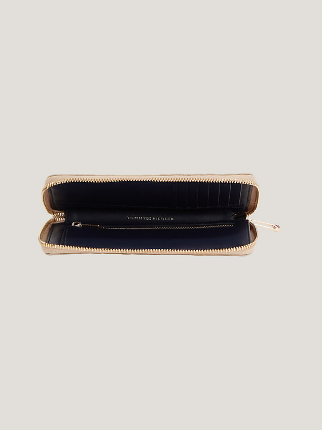 beige iconic zip-around portemonnee met monogram voor dames - tommy hilfiger