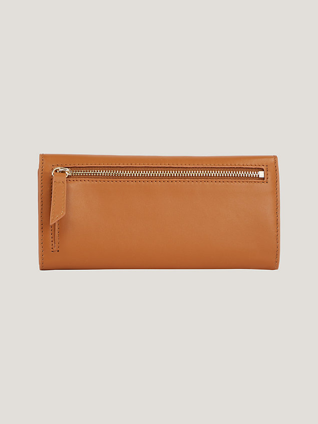 brown luxe leather große brieftasche mit wappen für damen - tommy hilfiger