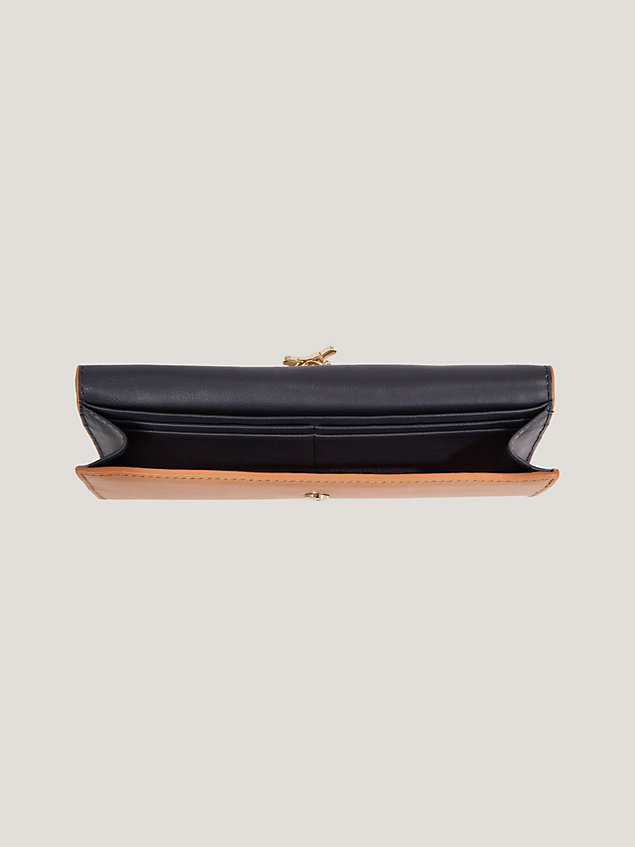 brown luxe leather grote portemonnee met flap voor dames - tommy hilfiger