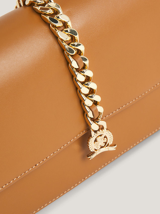 brown luxe leather crossbody-tasche mit wappen für damen - tommy hilfiger