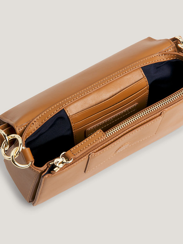 brown luxe leather crossbodytas met embleem voor dames - tommy hilfiger